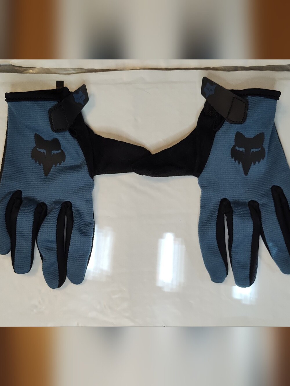 Fox kids Blue and Black racing gloves. size Youth small. EUC.